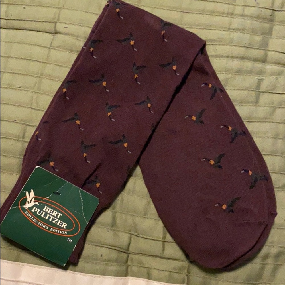 Men’s preppy trouser socks burgundy w/ duck print